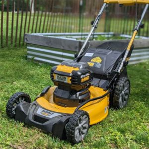 Tondeuse DeWalt pour entretenir votre pelouse