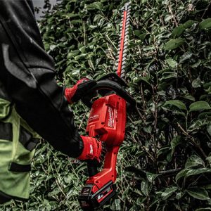 Taille-haies Milwaukee : outils sans fil pour l’entretien des haies